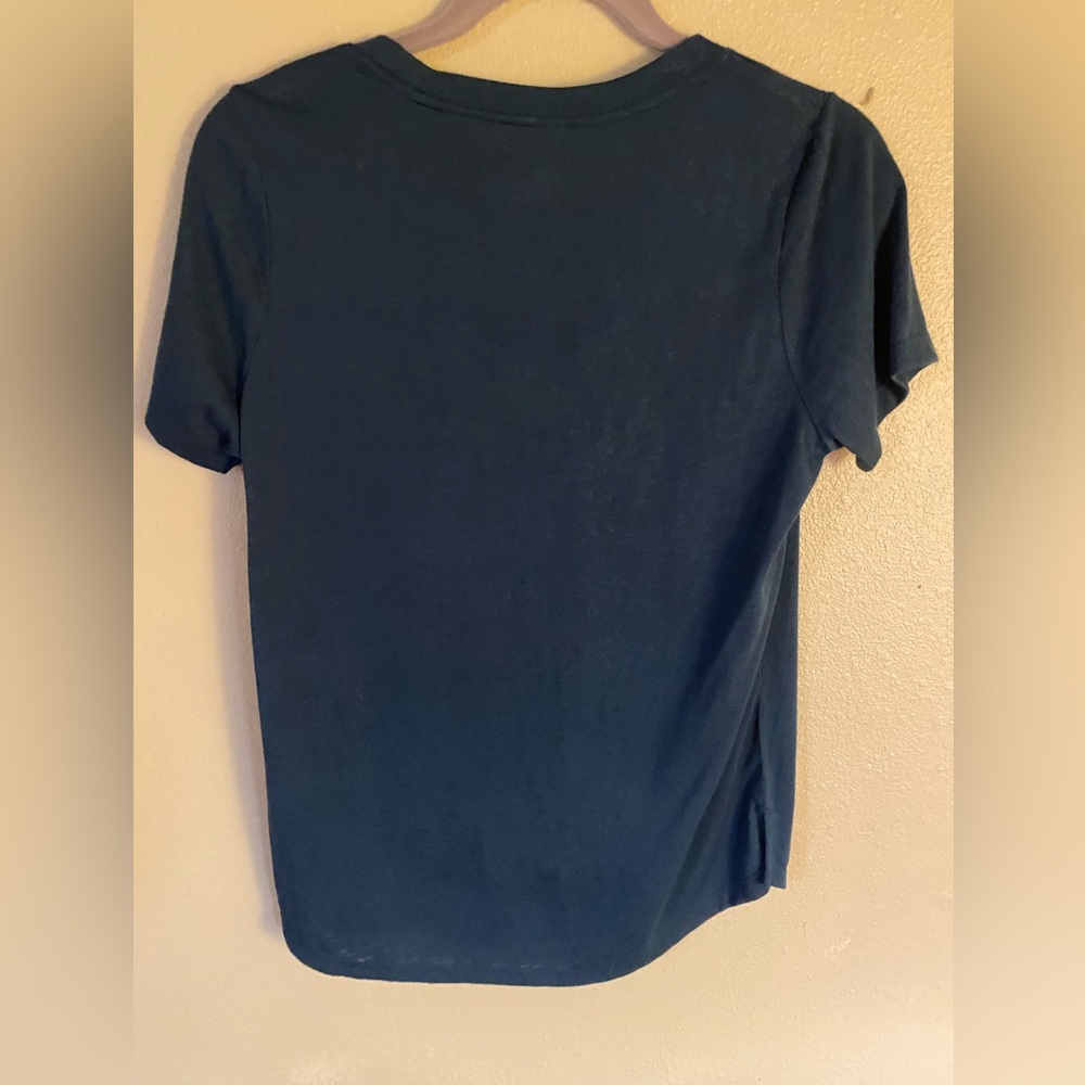 NWT GAP vee neck tee - Picture 5 of 5